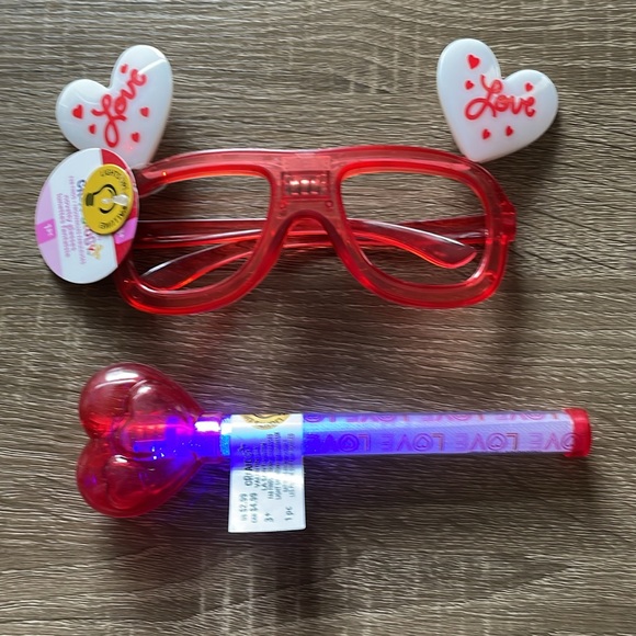🔥 7/$25 - Valentine’s Day light up baton and glasses - Picture 2 of 3